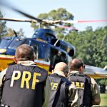 Equipes PRFs de Pronto Emprego para Grandes Eventos realizaram treinamento de embarque e desembarque de aeronave de grande porte, nas dependências da sede da Superintendência da Polícia Rodoviária Federal no Rio de Janeiro