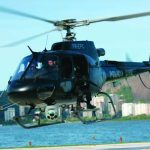 O equipamento que vê tudo à noite, inclusive de longas distâncias, aparece acoplado à parte inferior do helicóptero (note a parte clara, com o que parecem ser quatro “olhos” escuros” (Foto: Oscar Cabral)