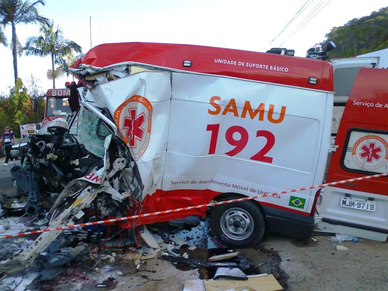 BAPM/SC resgata vítima de acidente com ambulância do SAMU