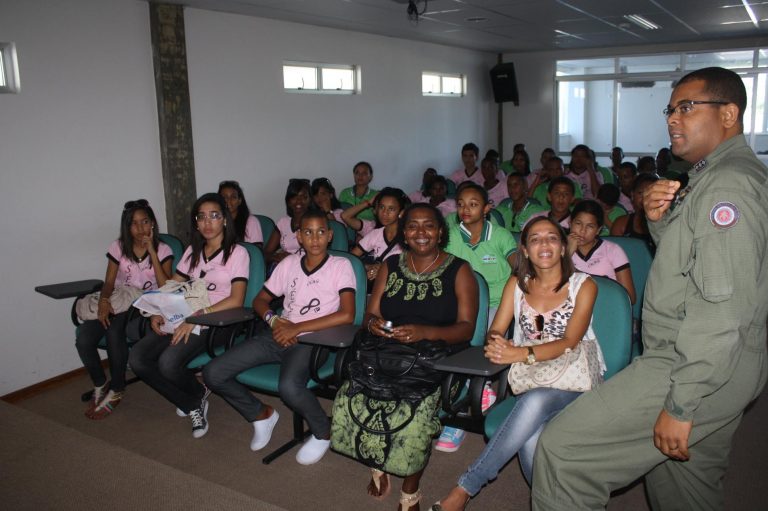 Escola visita instalações do Grupamento Aéreo da PM da Bahia