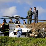 Helicóptero cai na cabeceira da pista do Aeroporto Carlos Prates, em Belo Horizonte (Foto: Carolina Farah / G1)