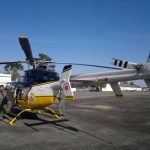 Helicóptero resgata duas pessoas que caíram de parapente no morro do Anhangava