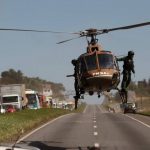 Segundo a polícia, o motorista da caçamba que provocou o acidente fugiu. Três pessoas foram internadas com ferimentos. Fotos: Raul Spinassé