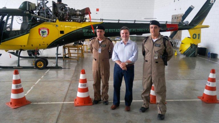 Governador de Minas elogia manutenção de aeronave na Base de Montes Claros/MG