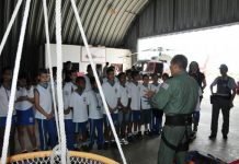 Alunos do PROERD conhecem helicóptero Águia, em Praia Grande/SP