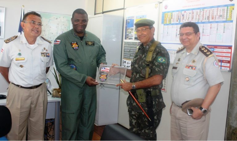Comandante da 6º Região Militar visita GRAer/BA