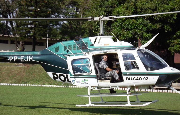 Cães fazem treinamento em helicóptero do Grupamento Aéreo, em Londrina/PR