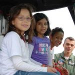 Alunos da Escola Carlos Castilho Cabral conhecem helicóptero Águia da Polícia Militar