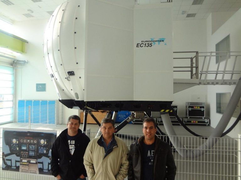 Pilotos da PM de São Paulo realizam treinamento em simulador na Eurocopter
