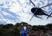 Papai Noel desce de rapel do helicóptero do GAM no Morro dos Macacos, RJ