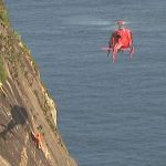 Helicóptero do Corpo de Bombeiros resgata alpinista no Pão de Açúcar (Foto: Reprodução/ TV Globo)