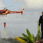 Arcanjo 01 apoia equipes de Bombeiros em incêndio em vegetação em Florianópolis/SC. Foto: Daniel Conzi/Agencia RBS