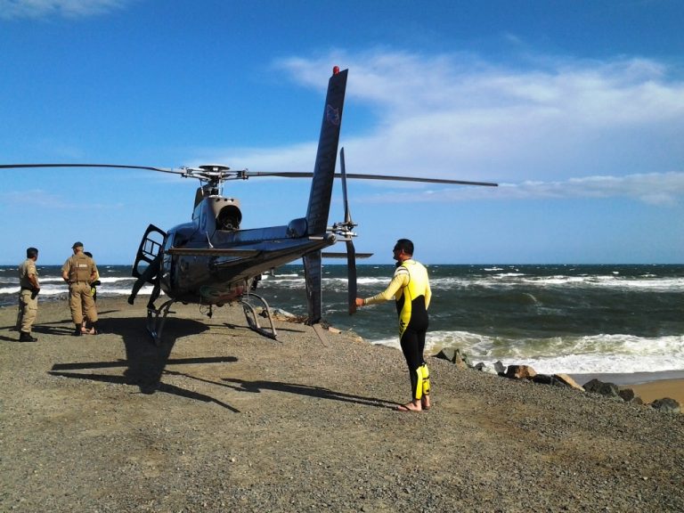 BAPM apoia resgate de tripulação de barco a deriva, em Barra Velha/SC