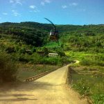 Helicóptero ajuda nas buscas aos reféns na região (Foto: Guilherme Pulita/RBS TV)