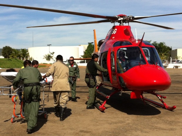 Bombeiros de Caldas Novas/GO e equipe do helicóptero Bombeiro 01 socorrem grávida de gêmeos