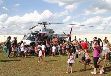 Águia participa de festa com crianças em escola municipal