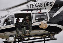 Treinamento para operação de cães a partir de helicópteros no Texas/EUA