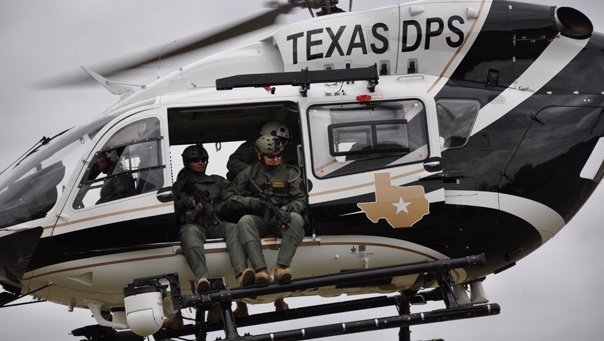 Treinamento para operação de cães a partir de helicópteros no Texas/EUA