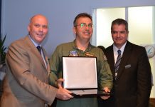 LAAD 2013: Grupamento Aéreo recebe homenagem da Helibras pelas 100 mil horas voadas