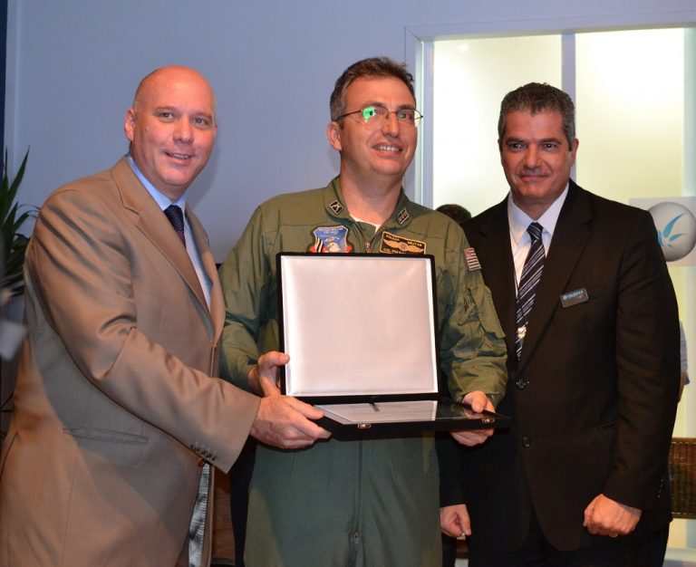 LAAD 2013: Grupamento Aéreo recebe homenagem da Helibras pelas 100 mil horas voadas
