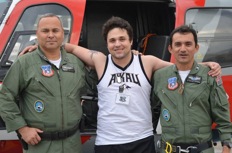 Jovem visita Grupamento Aéreo para conhecer os Águias que o resgataram