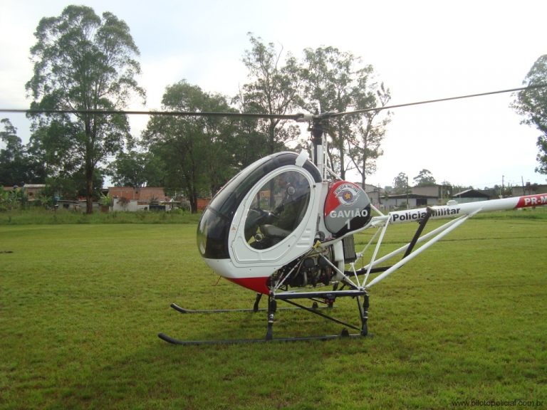 Helicóptero de instrução da PM de São Paulo faz pouso forçado na Guarapiranga