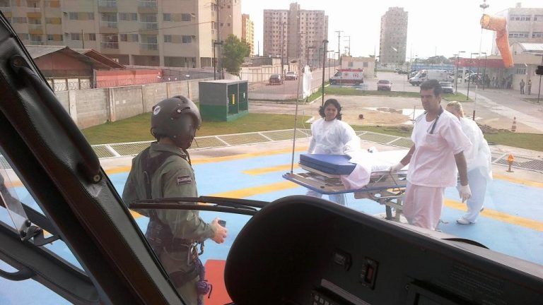 NOTAer e SAMU socorrem criança e adolescente feridos em Guarapari