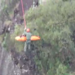 Os bombeiros chegaram até a mulher por rapel devido ao difícil acesso à trilha. Foto: GRAER