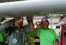 Deficientes visuais conhecem de perto o helicóptero Águia, em Presidente Prudente