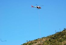 Homem cai após parapente dobrar durante voo e é resgatado pelo Águia