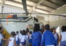 Crianças visitam Notaer e conhecem o risco do raio laser para aviões e helicópteros