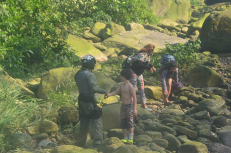 Grupo perdido na mata de Cubatão é resgatado com auxílio do helicóptero Águia