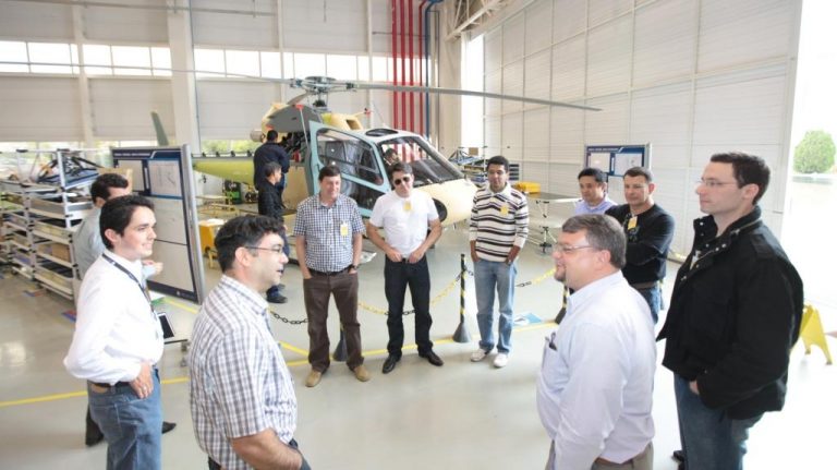 Clube do Piloto leva comandantes à fábrica da Helibras