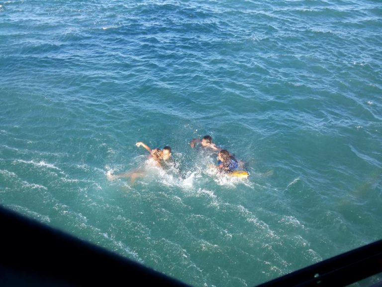 Náufragos são resgatados na Barra de São Miguel, em Alagoas