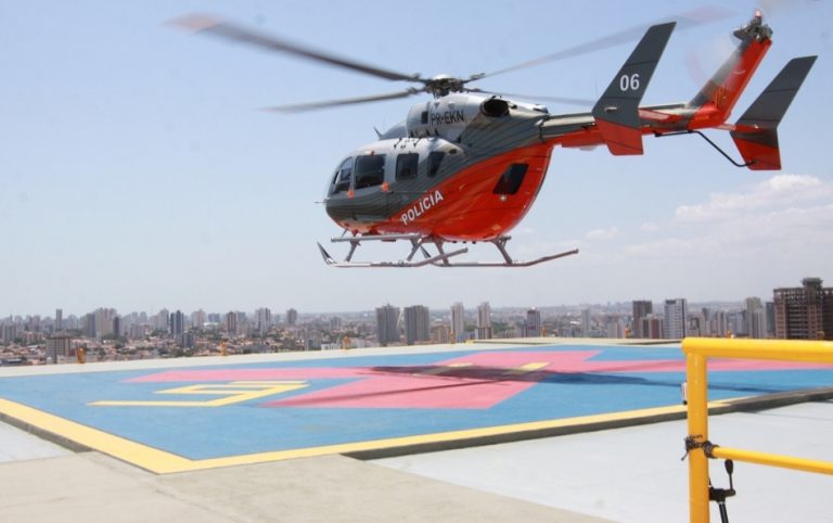 Helicóptero do Ciopaer/CE pousa na Praça da Bandeira e gera polêmica