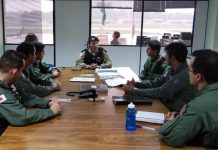 Integração entre PM e Bombeiro de Minas ajuda na formação dos pilotos Ten Cel Ledwan Salgado Cotta, cmt do Btl RpAer, ao centro realizando um briefing com os 7 militares do CBMMG que irão participar do programa de treinamento.