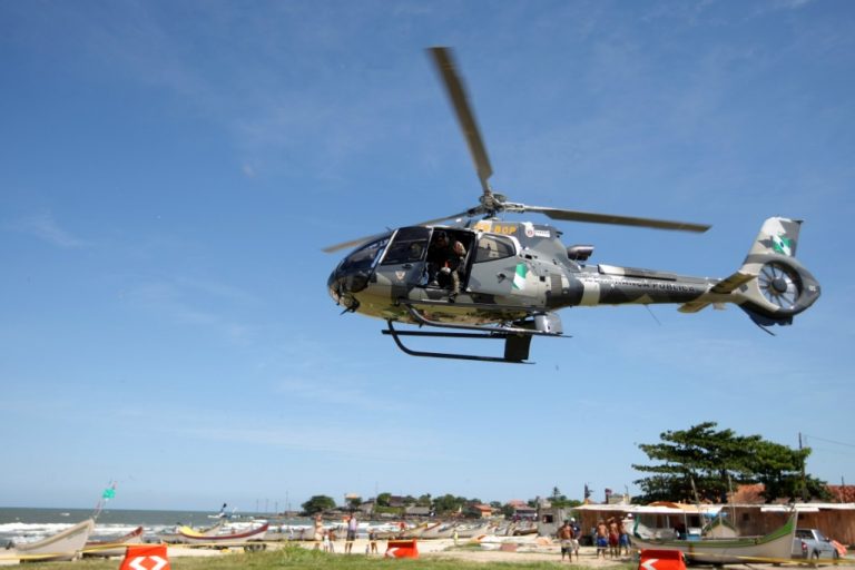 Bombeiros e policiais do BPMOA realizam resgate de vítima de afogamento em Pontal do Paraná