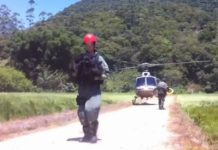 Grupo é resgatado pelo helicóptero Águia, no Morro da Cruz, em Jaraguá do Sul/SC