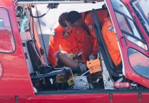 Helicóptero do Bombeiro resgata vítima de queda de passarela na linha amarela