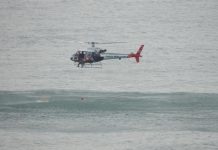 Águia da PM resgata duas vítimas de afogamento em SP