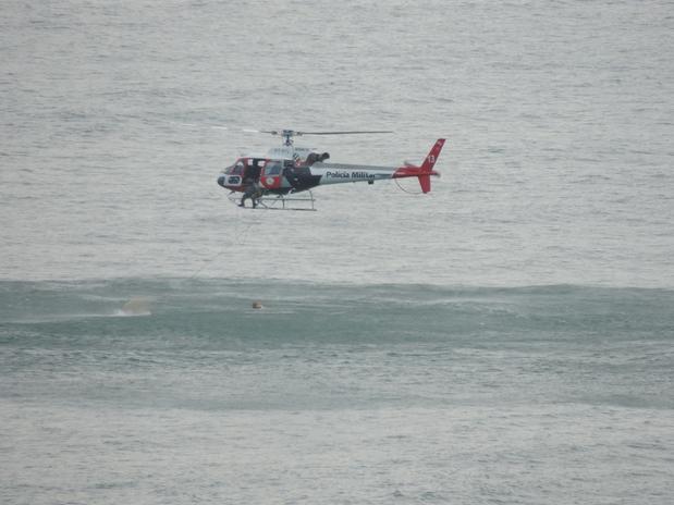 Águia da PM resgata duas vítimas de afogamento em SP