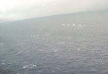 Barco pesqueiro à deriva é resgatado próximo à Ilha do Arvoredo, em Florianópolis