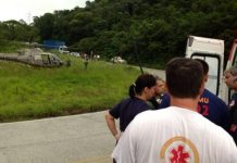 Helicóptero da PM resgata vítimas de acidente em Joinville