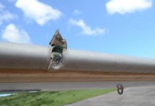 Helicóptero contratado pela Sabesp é alvejado em morro de Santos