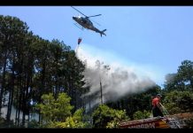Bombeiros e helicóptero da PM atuam em incêndio na Barra da Lagoa, em Florianópolis