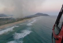 Força-tarefa extingue fogo na Praia do Moçambique, em Florianópolis