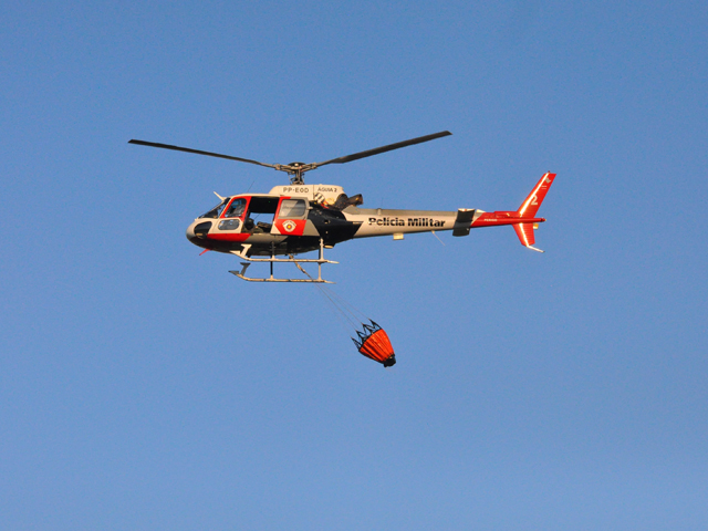Águia 02 auxilia bombeiros no controle de dois incêndios em vegetação