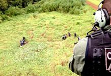 Helicóptero da PM ajuda a prender suspeitos de furto em matagal no DF