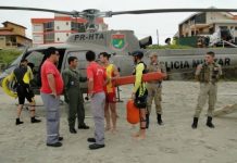 Surfista é resgatado pelo Águia no costão da Prainha, em São Francisco do Sul