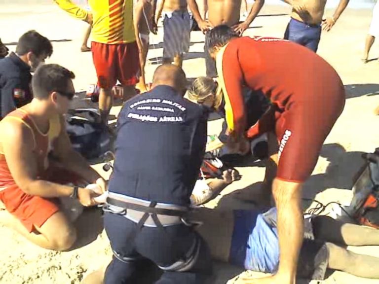 Homem de 25 anos é resgatado de helicóptero no mar da Praia Brava, em Florianópolis